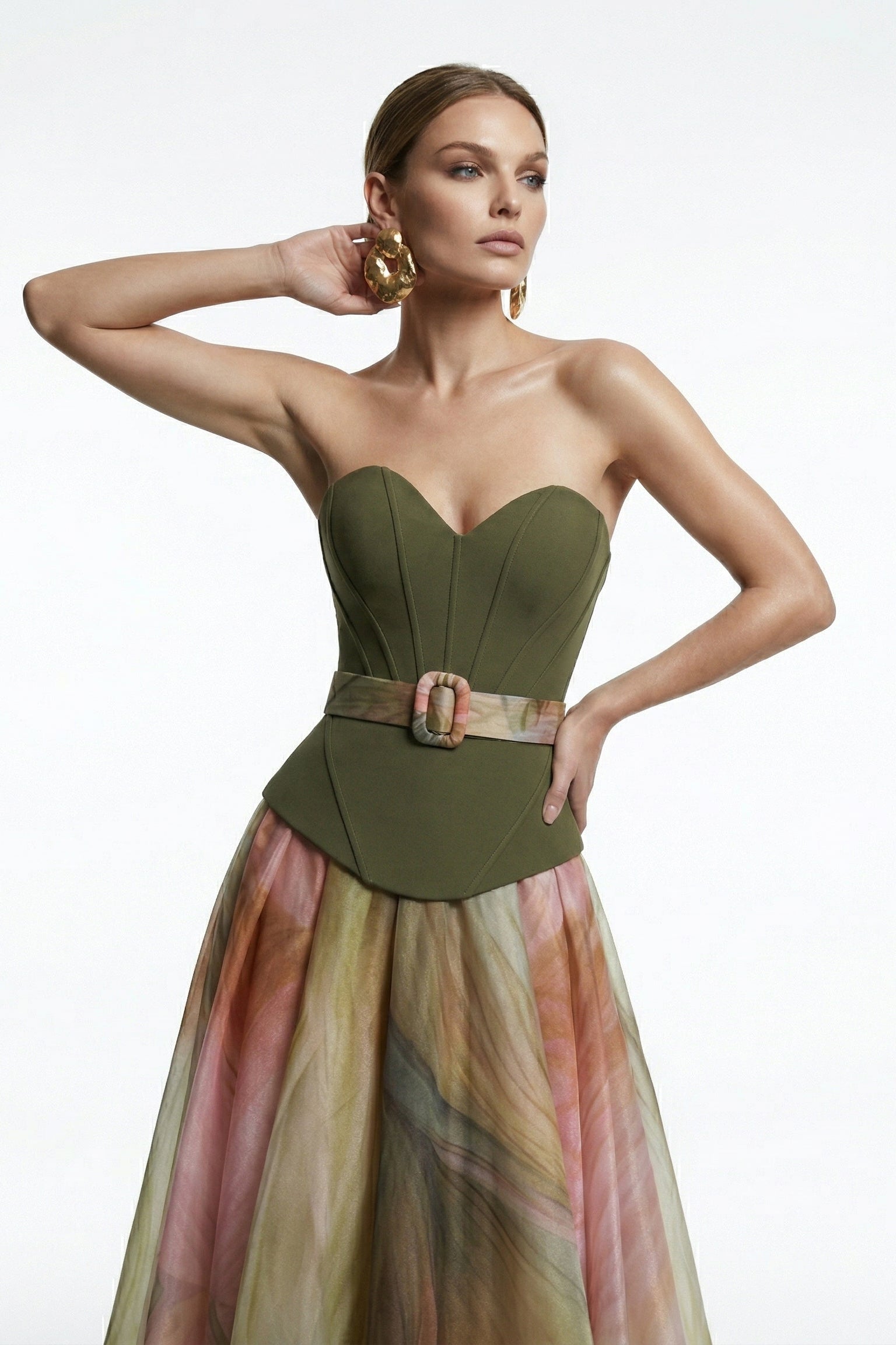 فؤاد سركيس F2981B – فستان كورسيه بدون أكتاف بلون الزيتون مع تنورة بطبعة نباتية