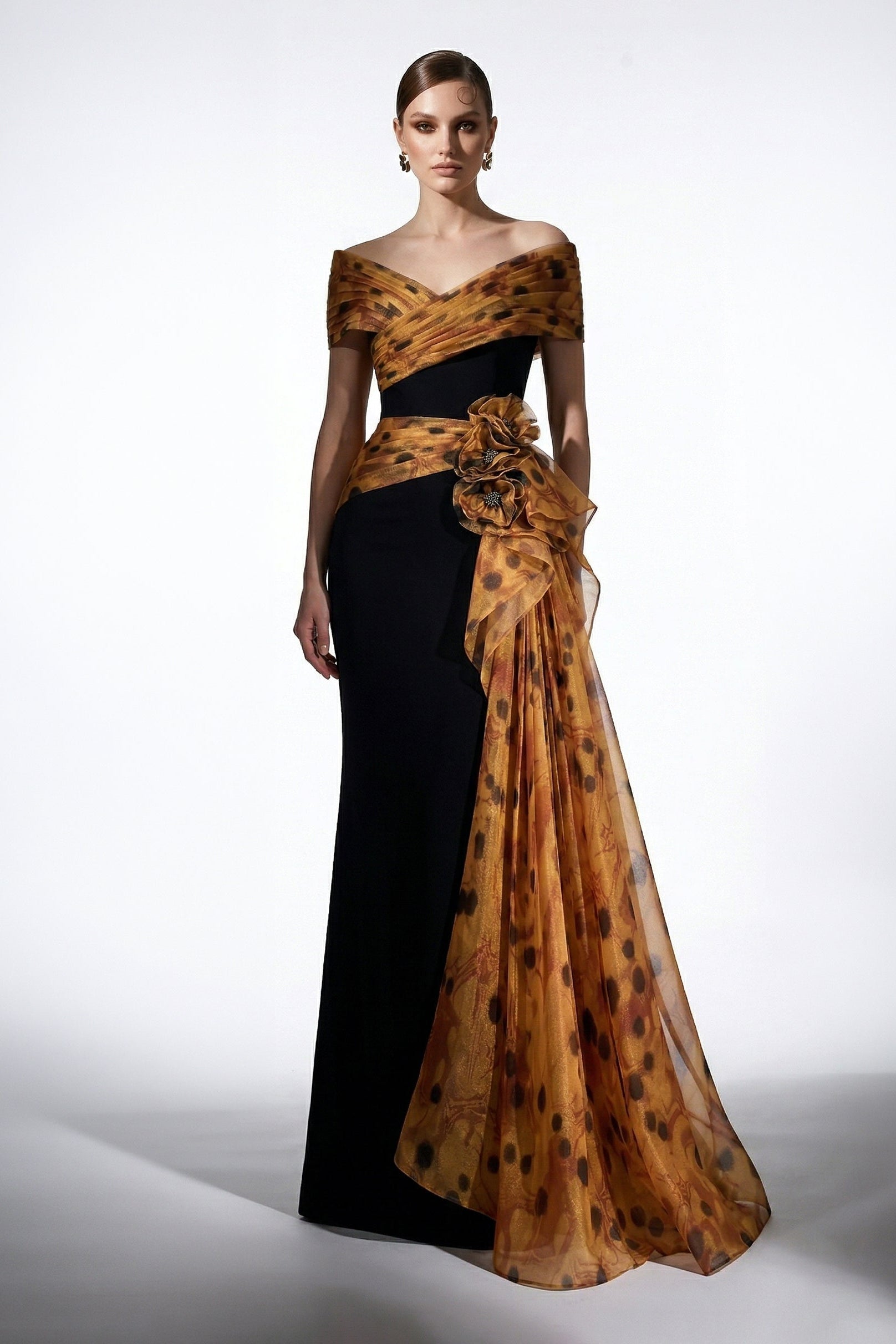 فؤاد سركيس F3043 – فستان سهرة أسود وذهبي مكشوف الكتفين مع درابيه