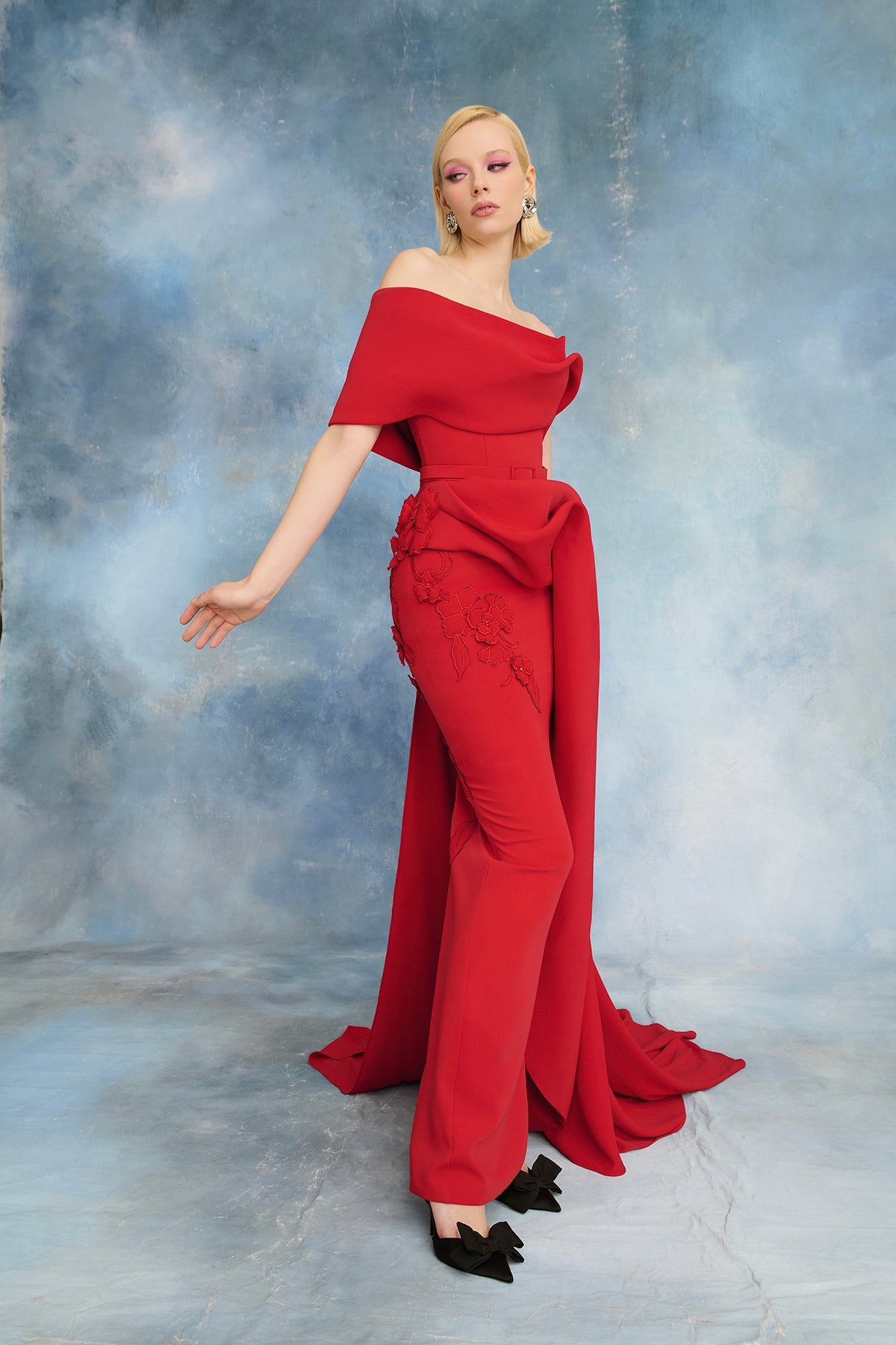 نور فتح الله N0717 - فستان أحمر قرمزي مع ذيل مطوي وتطريزات زهرية