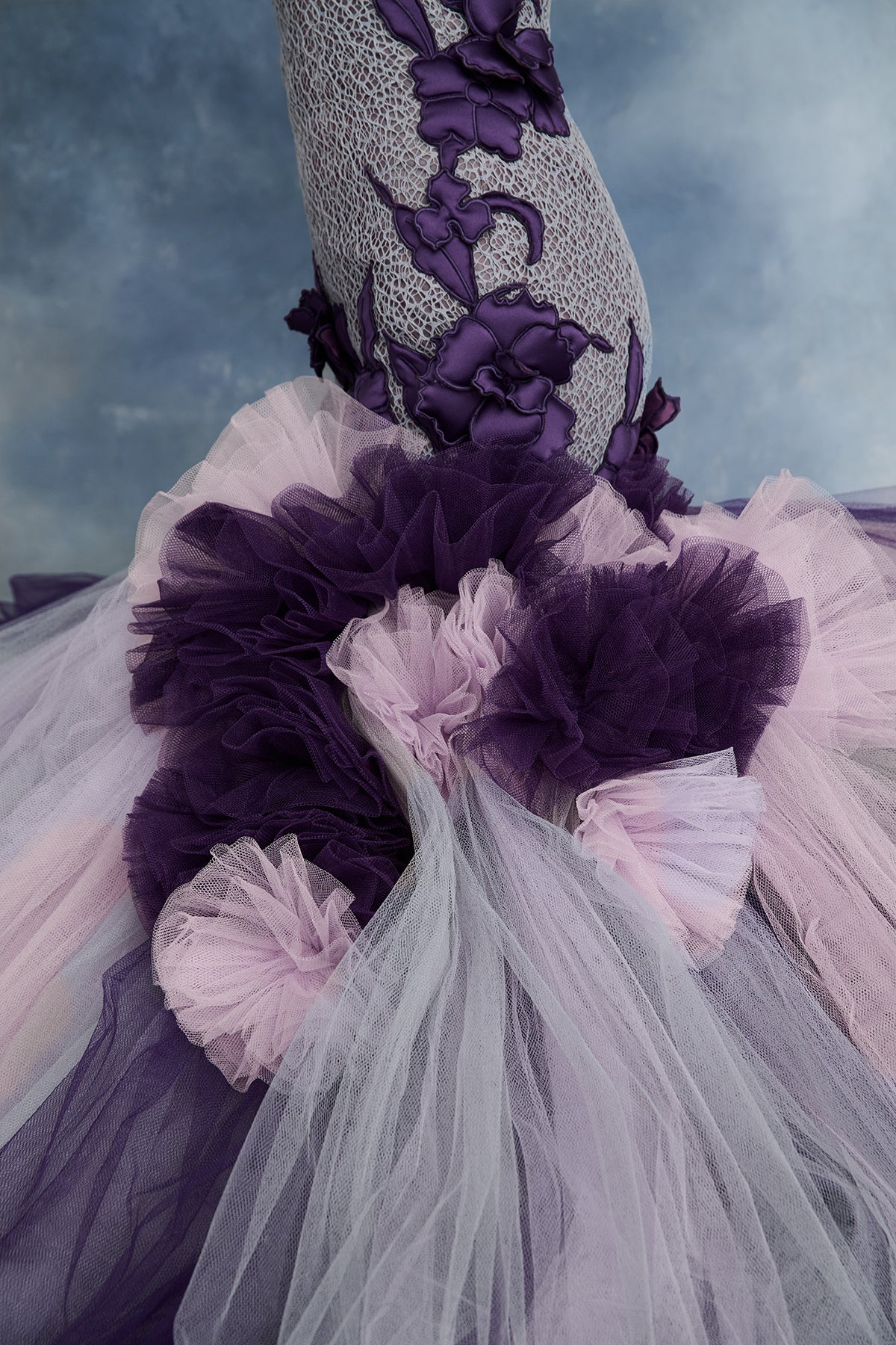 نور فتح الله N0718 - فستان تول زهري وأرجواني مع تطريزات زهرية