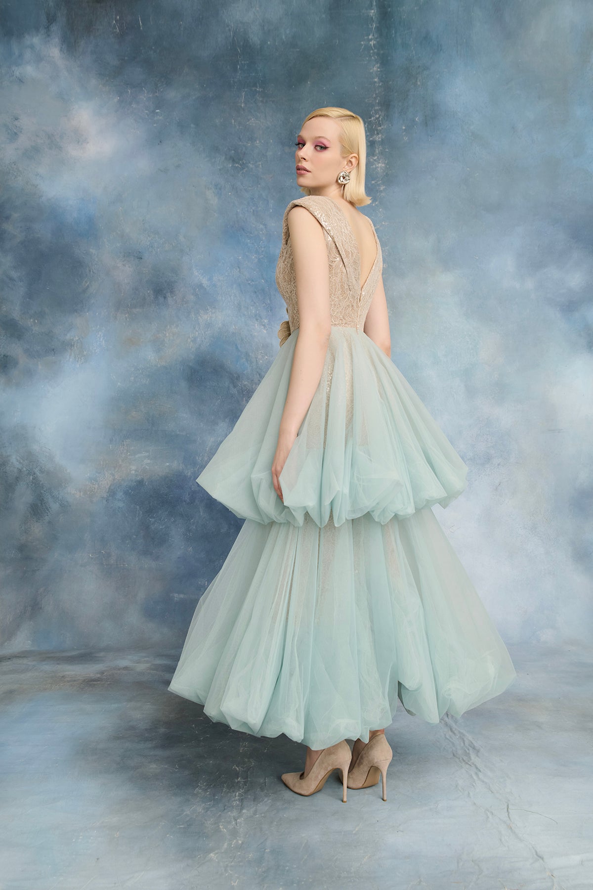 نور فتح الله N0719 - فستان دانتيل وتول باللون النعناعي مع ياقة على شكل V