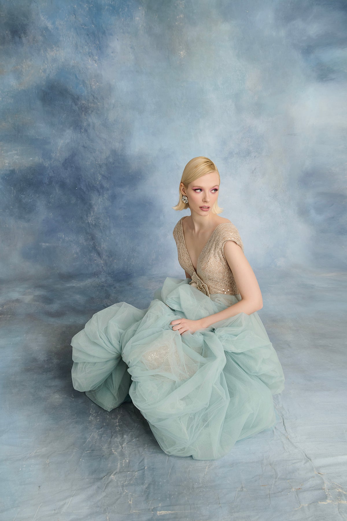 نور فتح الله N0719 - فستان دانتيل وتول باللون النعناعي مع ياقة على شكل V