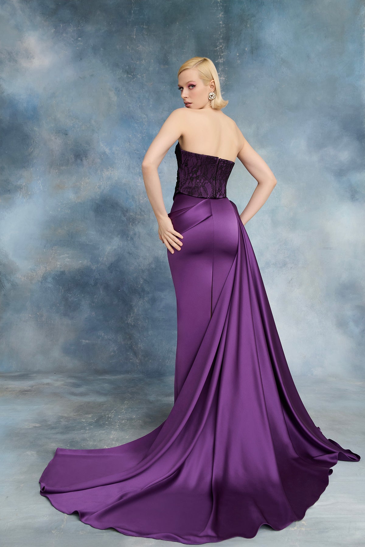 نور فتح الله N0721 - فستان كورسيه دانتيل برقبة ساتان مطوية باللون البرقوقي