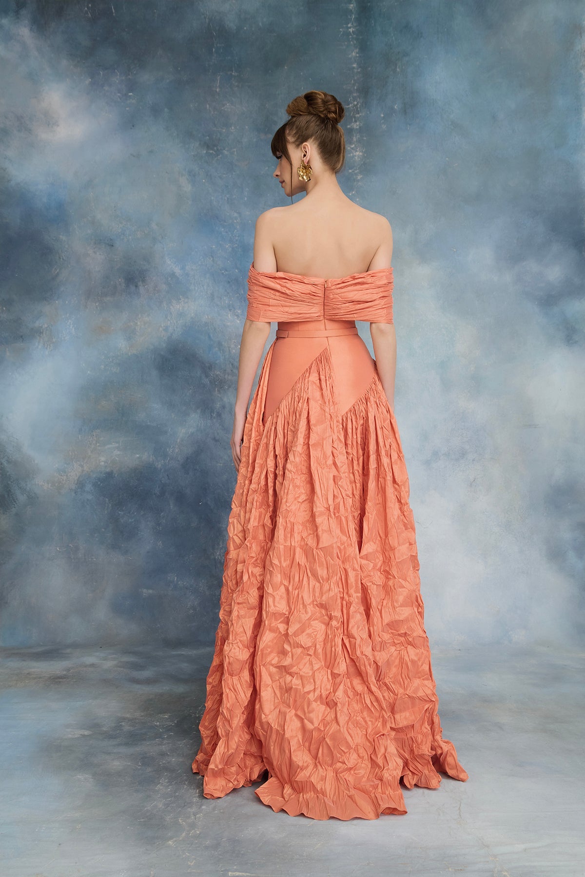 نور فتح الله N0722 - فستان كرة من التفتا المرجاني مع ياقة منحوتة