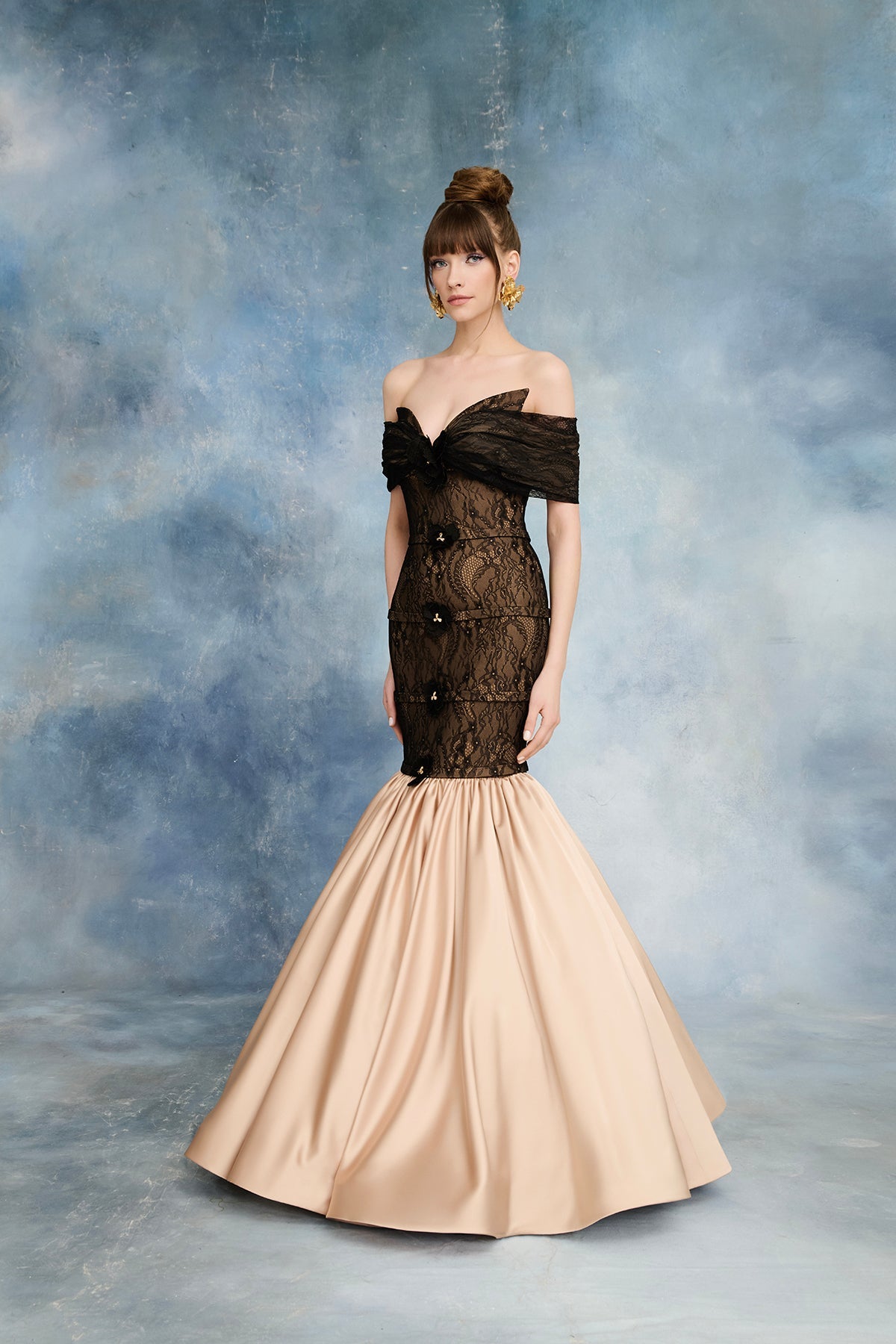 نور فتح الله N0724 - فستان دانتيل أسود وستان بلون الجلد مع ياقة مكشوفة الأكتاف