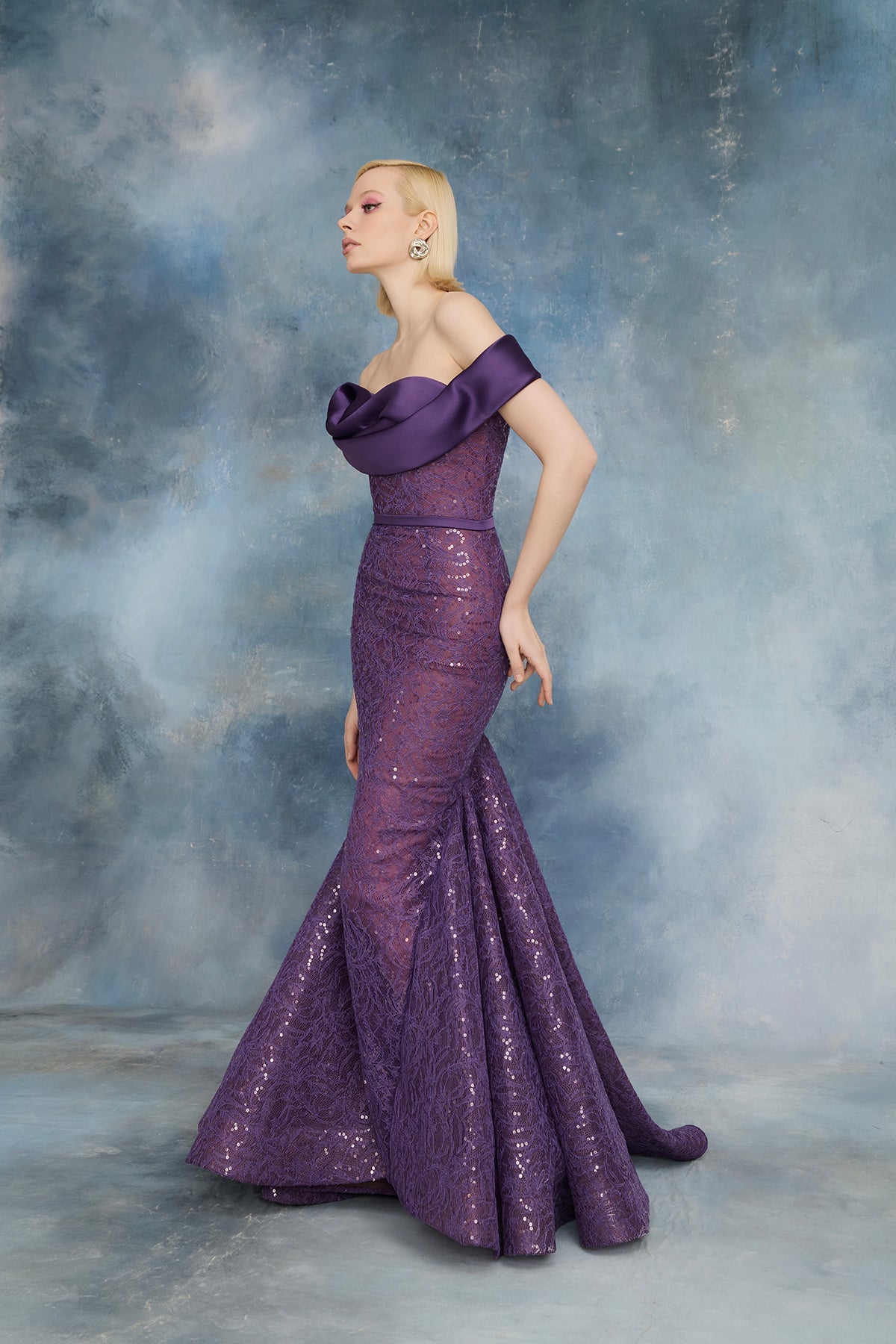 نور فتح الله N0725 - فستان حورية البحر دانتيل مزين بالترتر الأرجواني وياقة مطوية