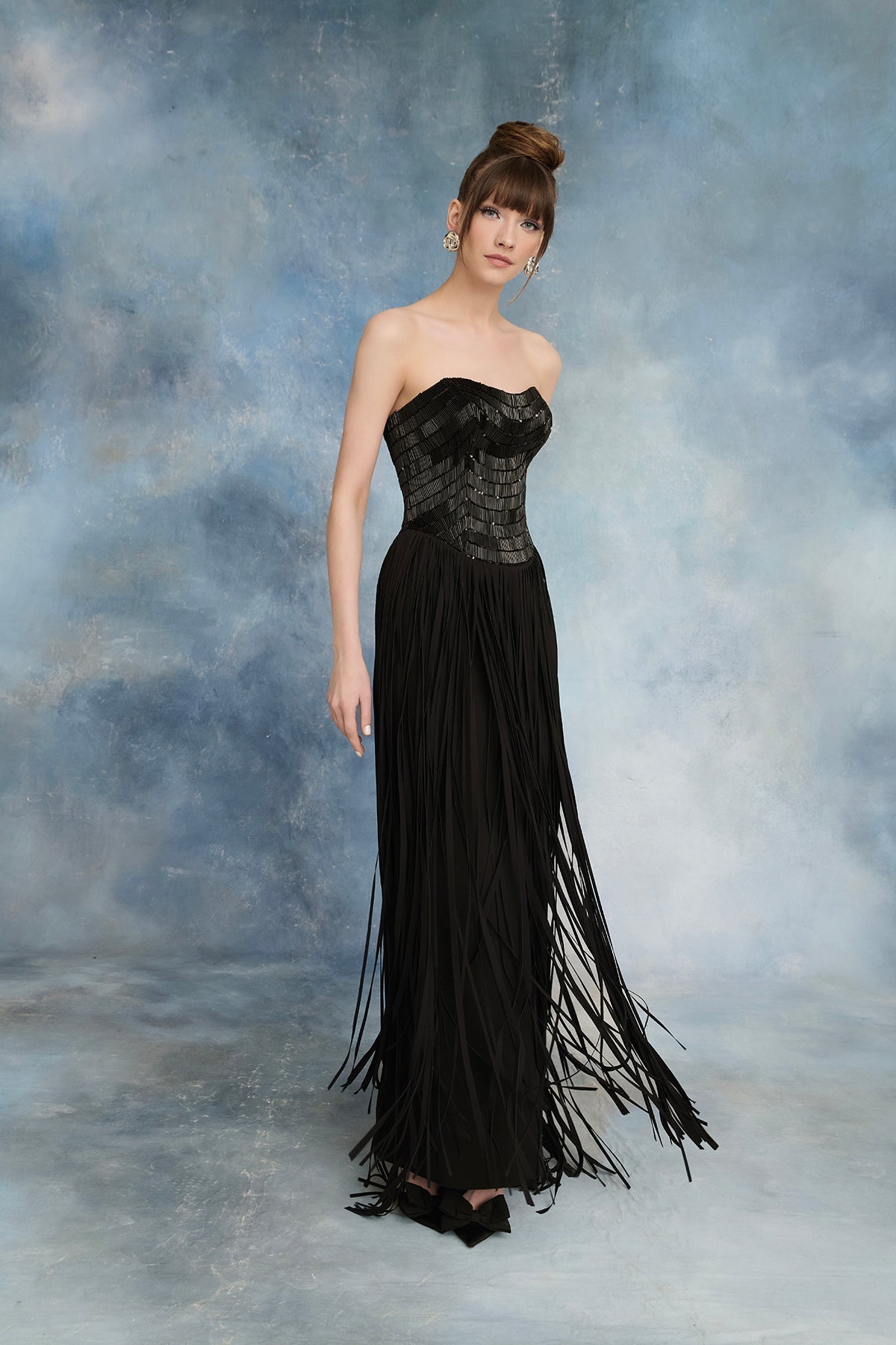 نور فتح الله N0727 - فستان أسود مزين بالترتر مع تفاصيل كريب متدلية