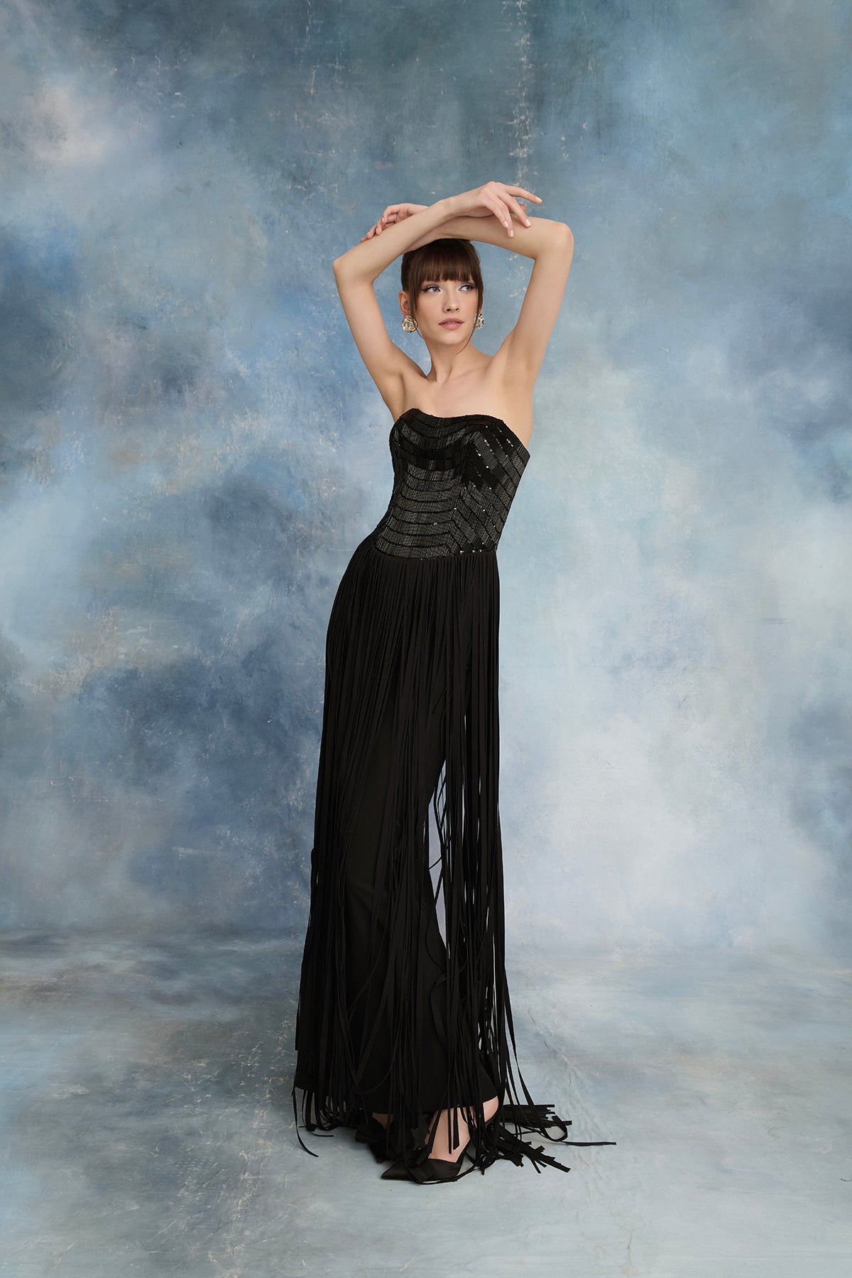 نور فتح الله N0727 - فستان أسود مزين بالترتر مع تفاصيل كريب متدلية