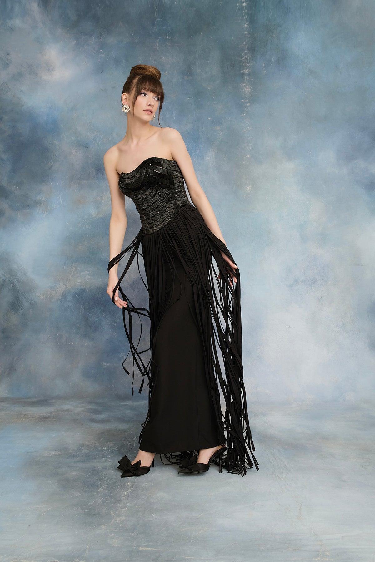 نور فتح الله N0727 - فستان أسود مزين بالترتر مع تفاصيل كريب متدلية