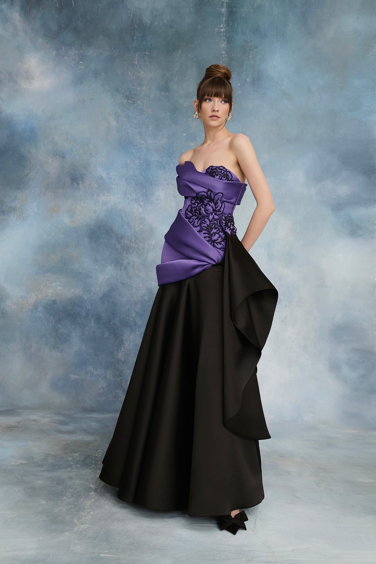 نور فتح الله N0729 - فستان مكشوف الكتفين بجزء علوي بنفسجي وتنورة سوداء