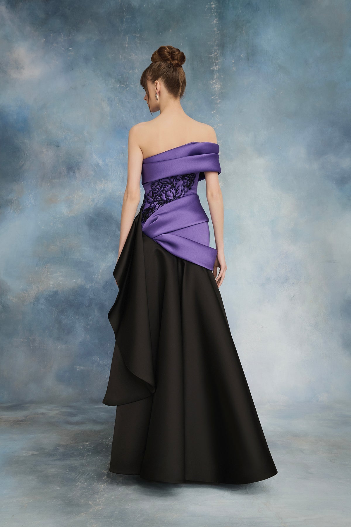 نور فتح الله N0729 - فستان مكشوف الكتفين بجزء علوي بنفسجي وتنورة سوداء