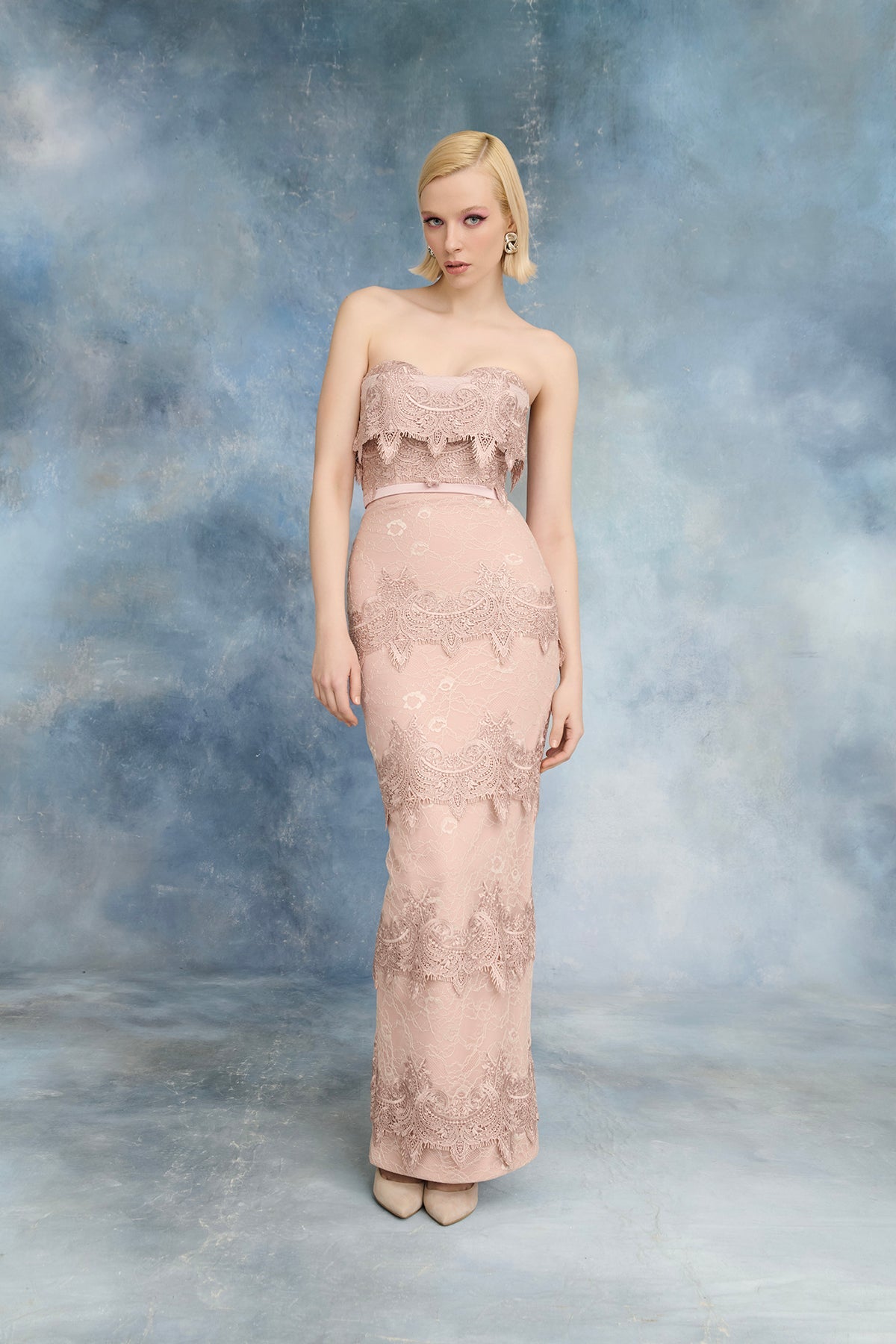 نور فتح الله N0731 - فستان دانتيل بلون الخدود مع عباءة ساتان متدفقة