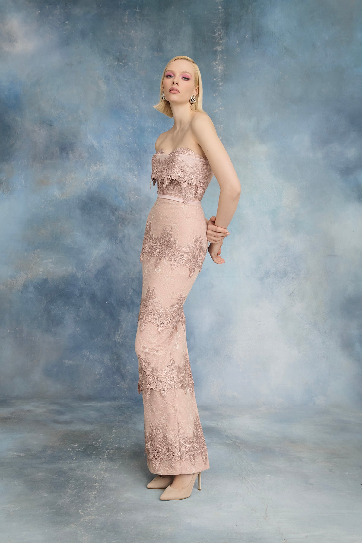 نور فتح الله N0731 - فستان دانتيل بلون الخدود مع عباءة ساتان متدفقة