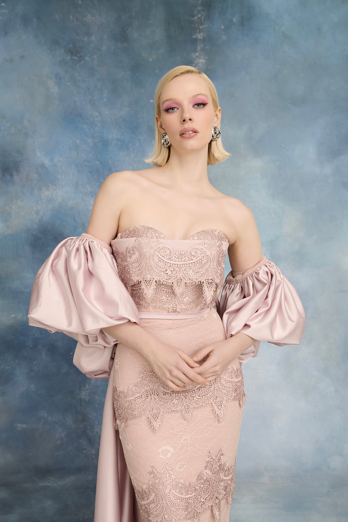 نور فتح الله N0731 - فستان دانتيل بلون الخدود مع عباءة ساتان متدفقة