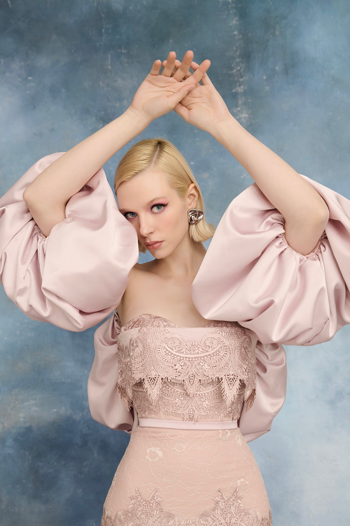 نور فتح الله N0731 - فستان دانتيل بلون الخدود مع عباءة ساتان متدفقة