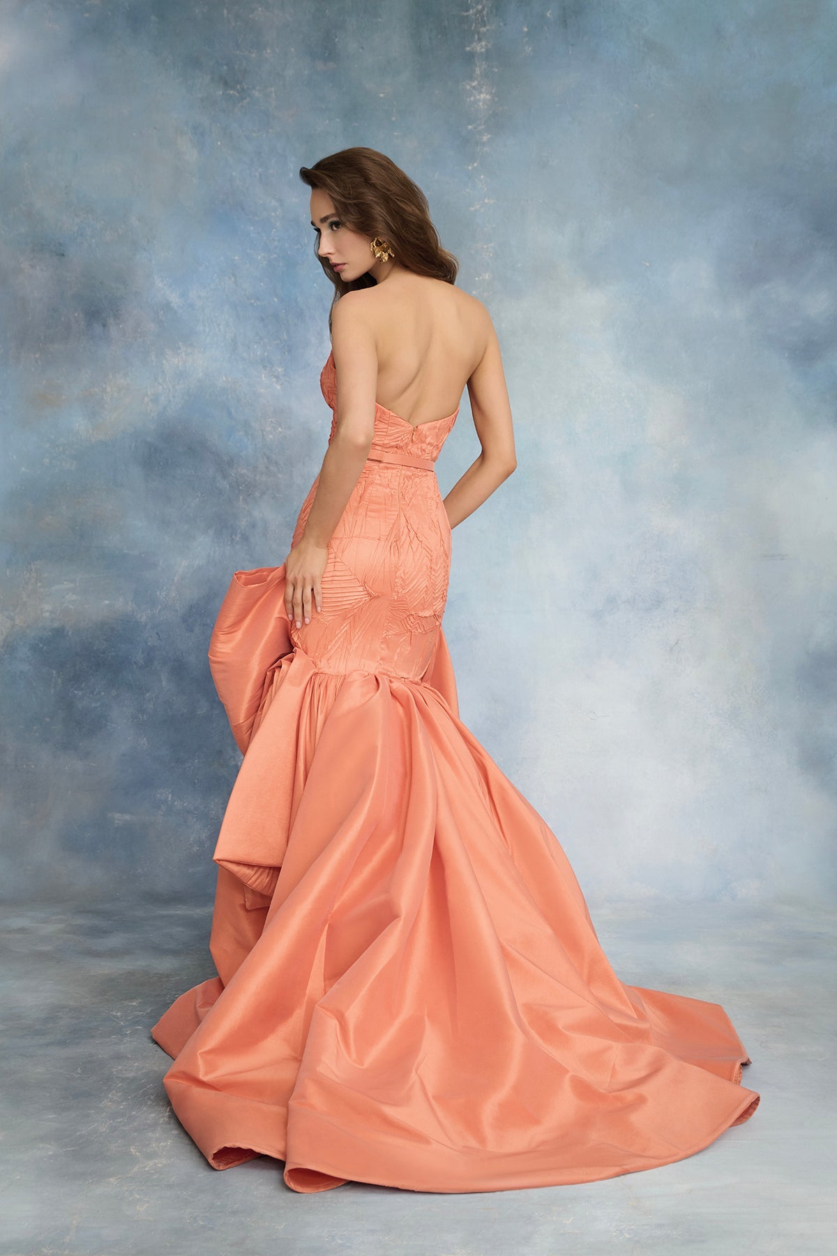 نور فتح الله N0737 - فستان تافتة مرسوم بلون المرجان مع تنورة مطوية