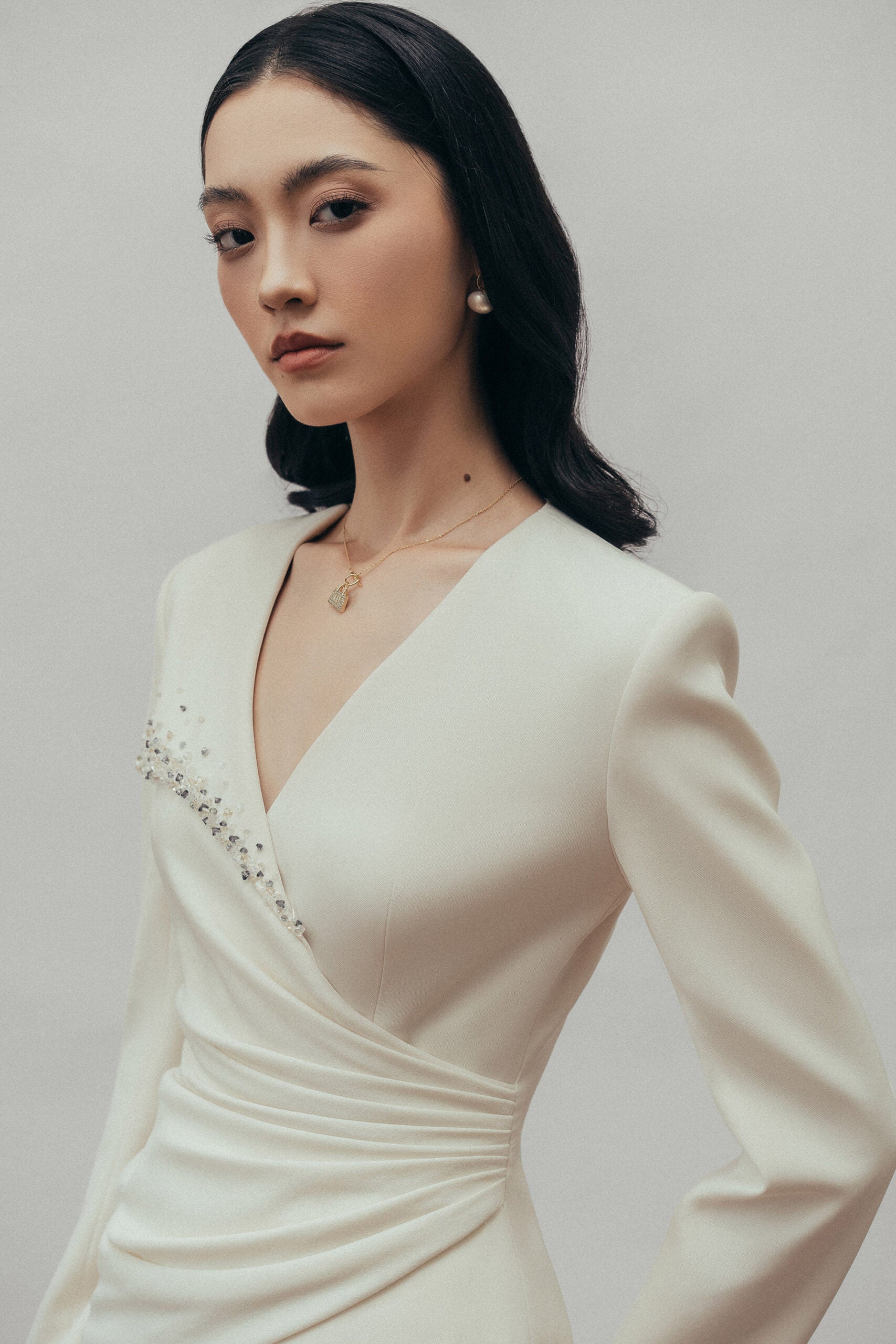 بلوزة لييرا ببيلوم وبنطلون كلاسيكي