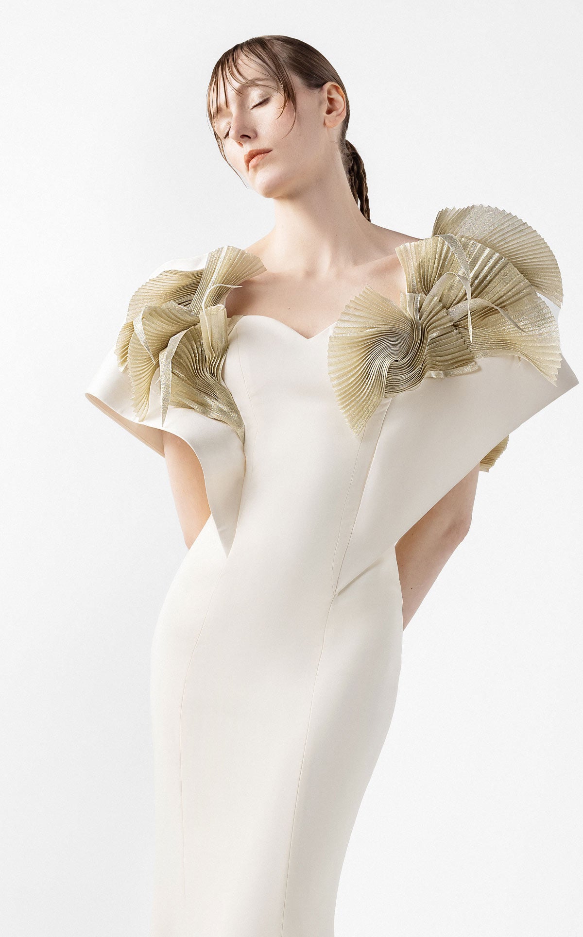 Cream Dream Elegance with Golden Sculptural Accents G2005