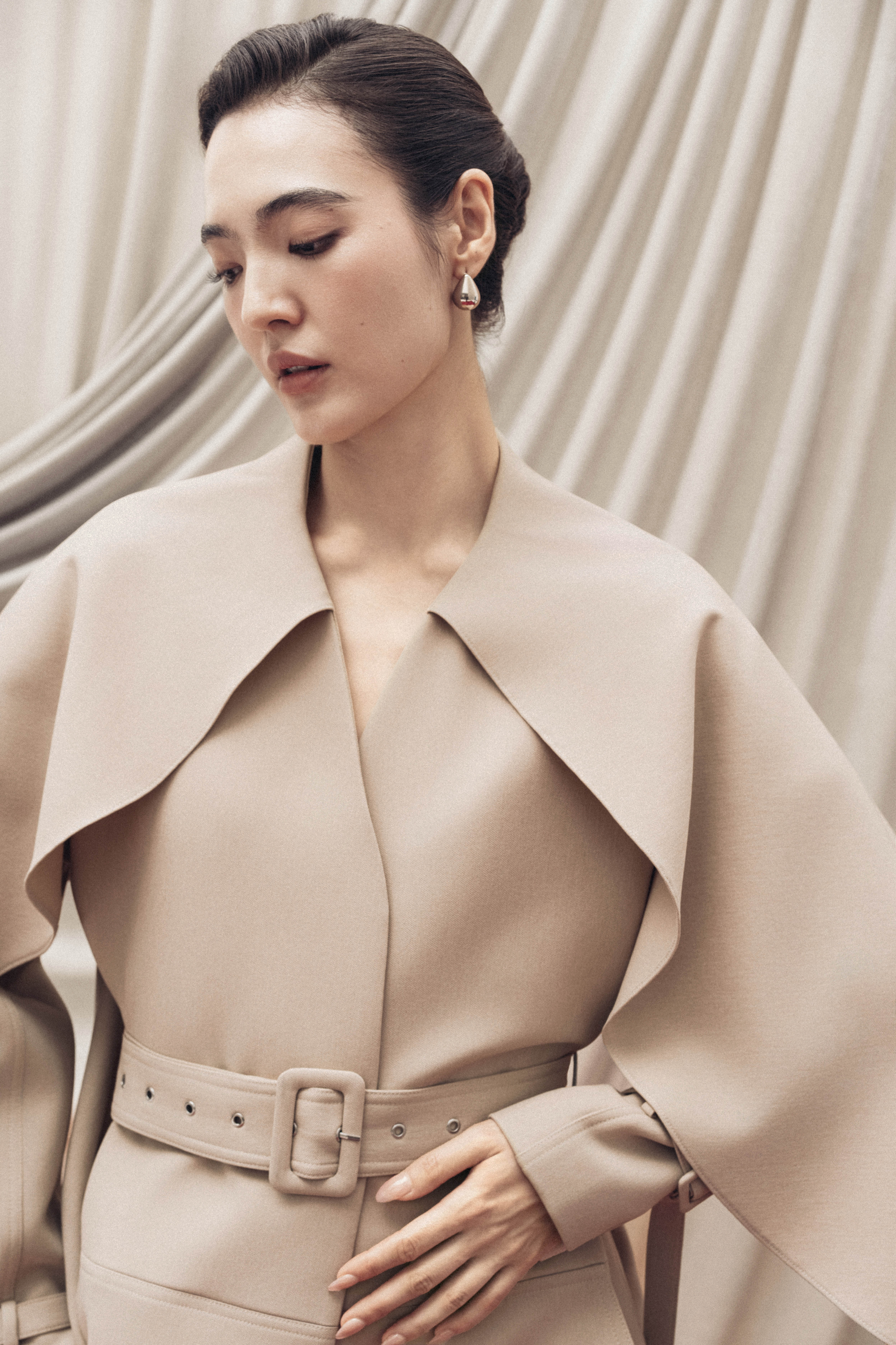 Cape-Collar Structured Trench Coat in Hazelnut