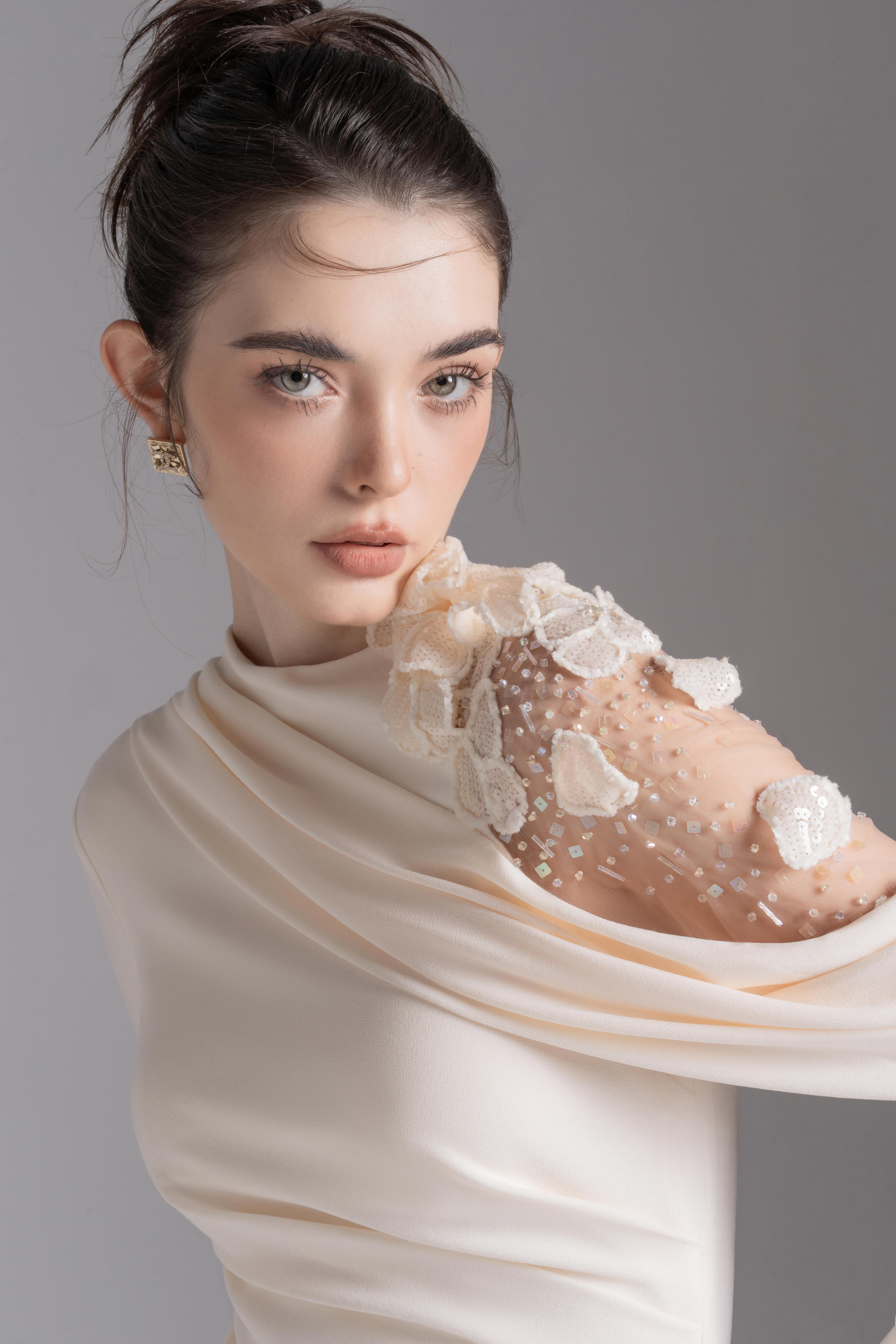 هالة الدانتيل ميدي باللون الكريم