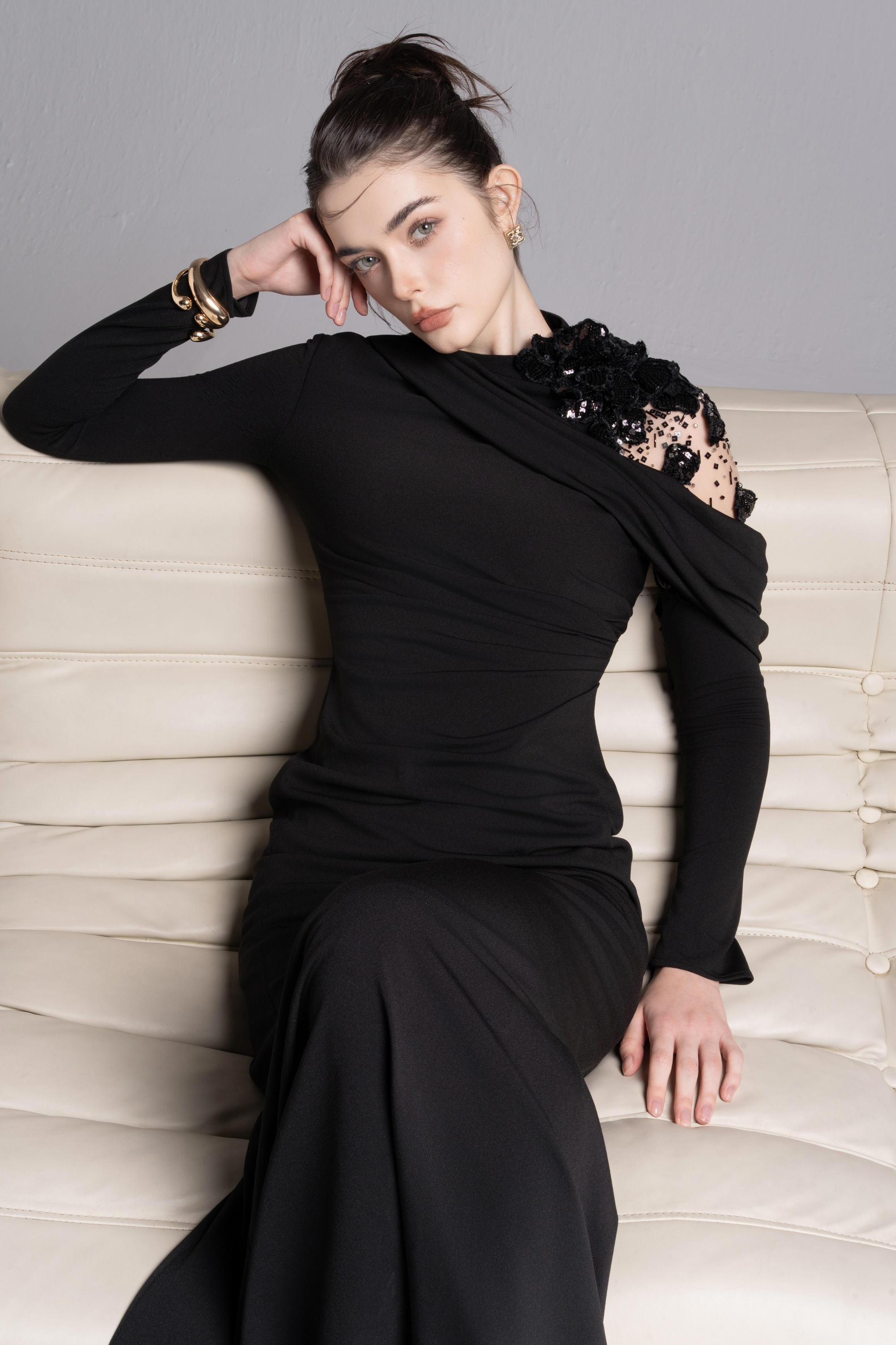 Lace Halo Midi in Black