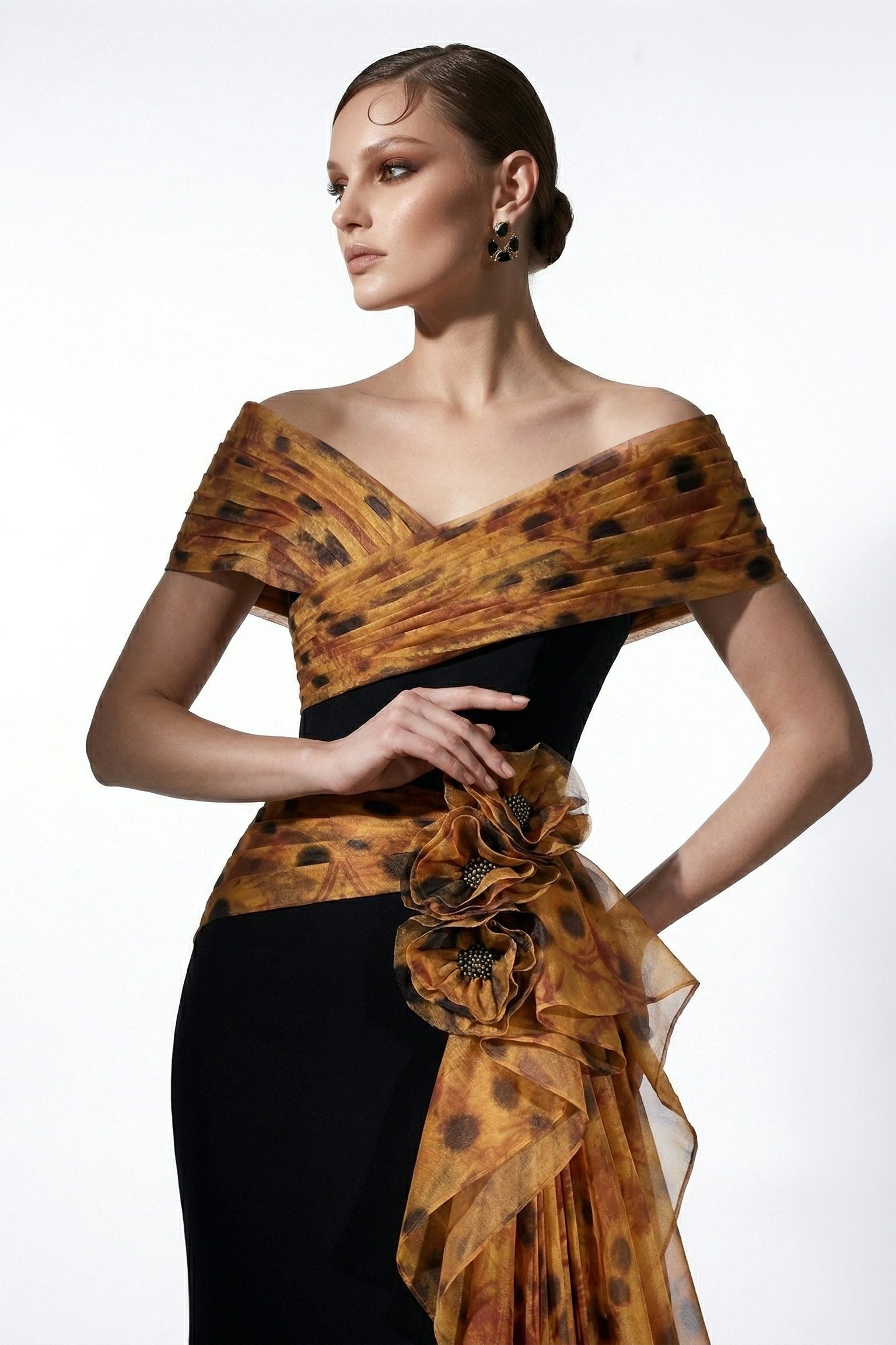 فؤاد سركيس F3043 – فستان سهرة أسود وذهبي مكشوف الكتفين مع درابيه