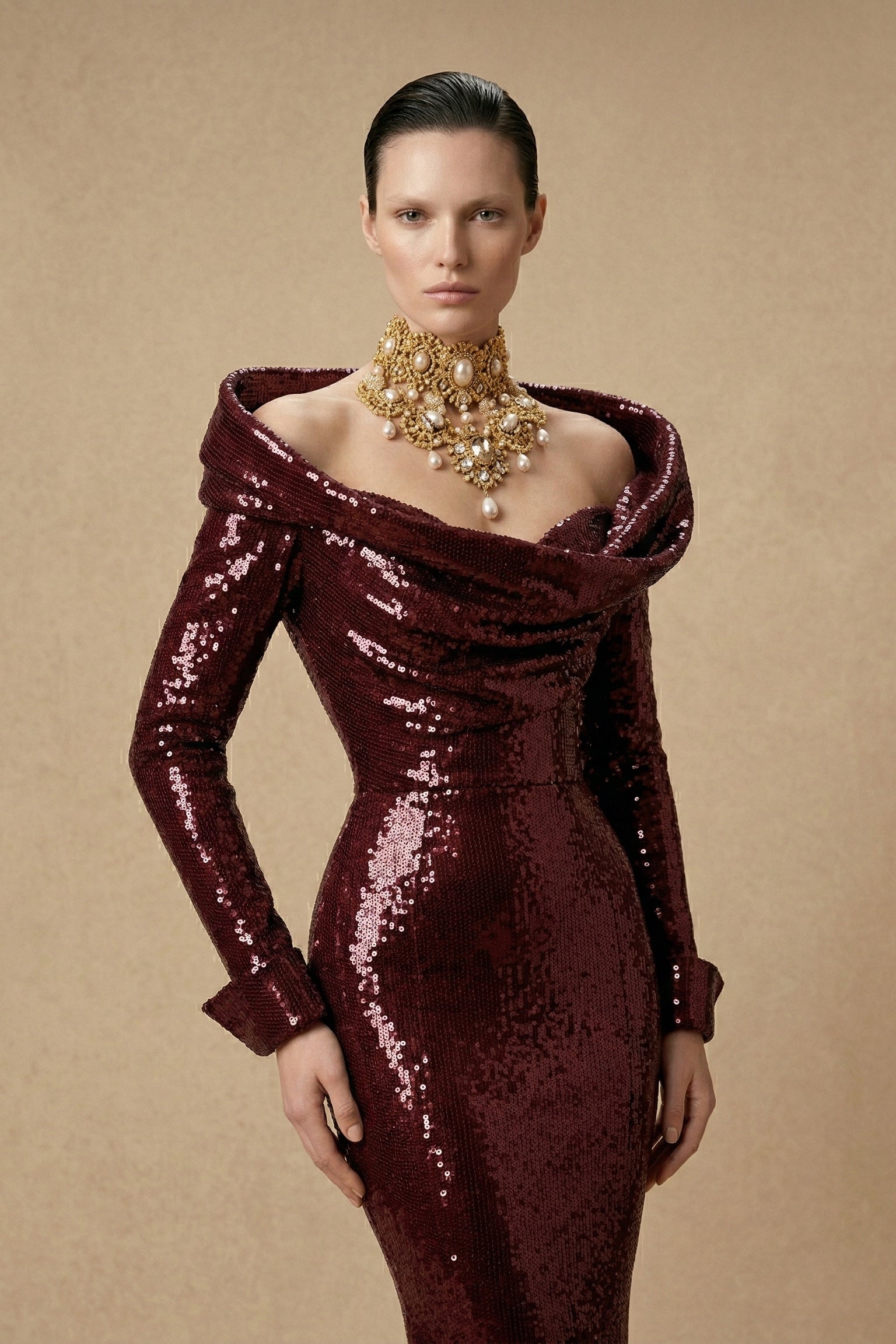 فؤاد سركيس F3045 – فستان سهرة طويل بأكمام طويلة وذيل حورية البحر مزين بالترتر العنابي