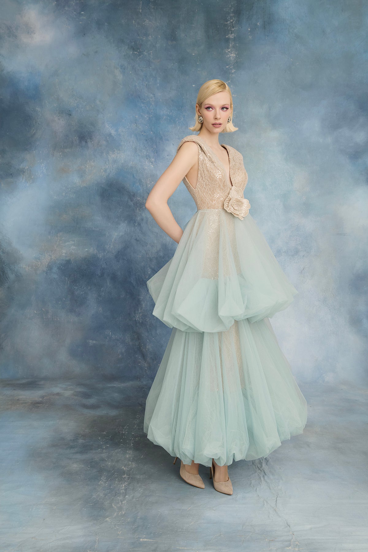 نور فتح الله N0719 - فستان دانتيل وتول باللون النعناعي مع ياقة على شكل V