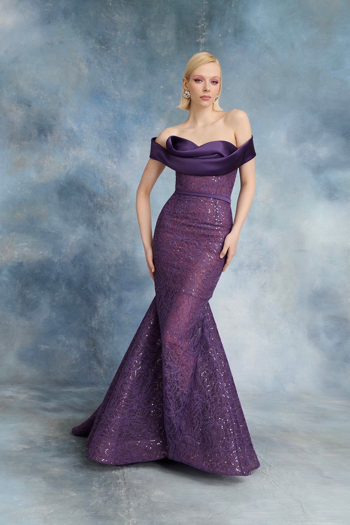 نور فتح الله N0725 - فستان حورية البحر دانتيل مزين بالترتر الأرجواني وياقة مطوية