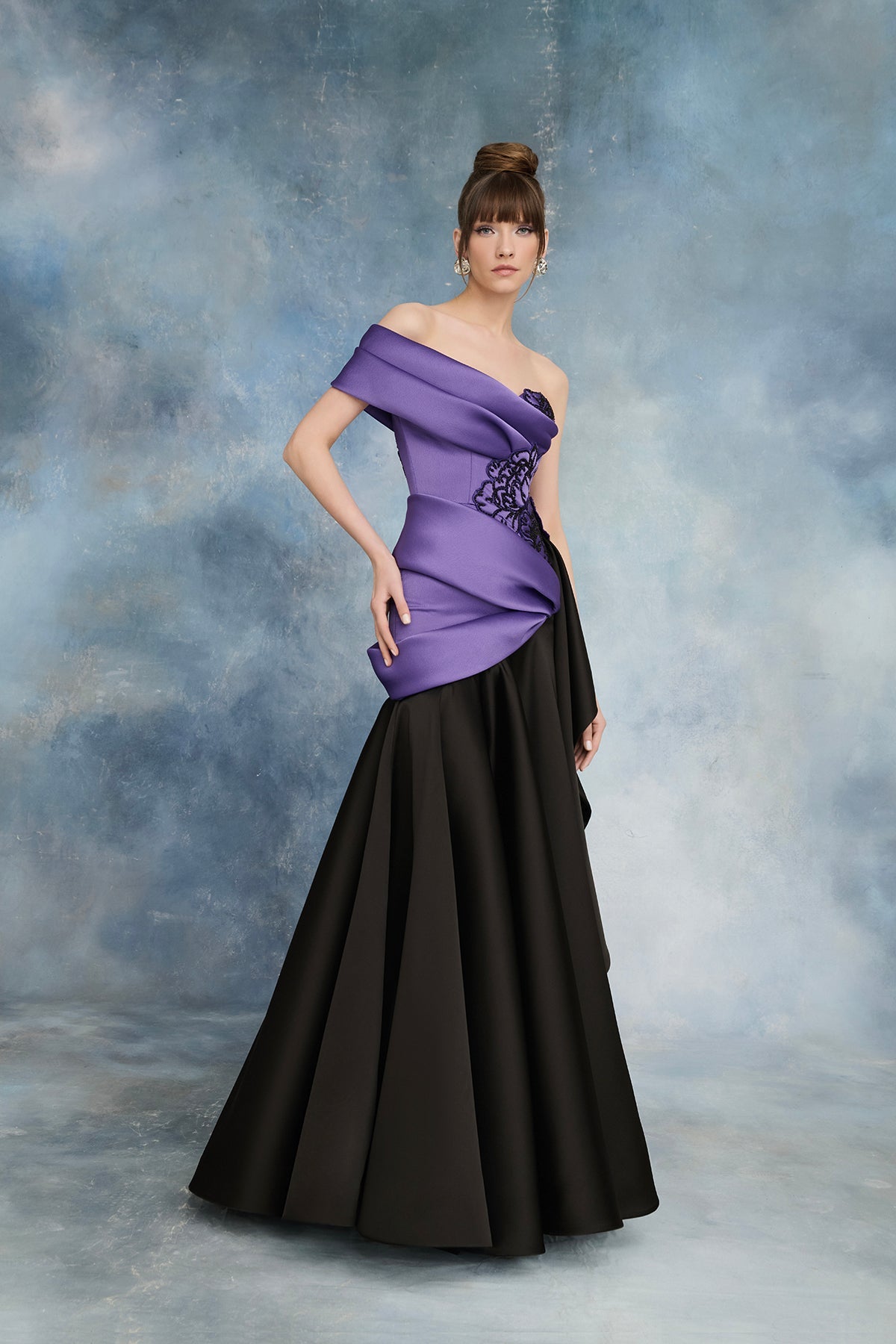 نور فتح الله N0729 - فستان مكشوف الكتفين بجزء علوي بنفسجي وتنورة سوداء