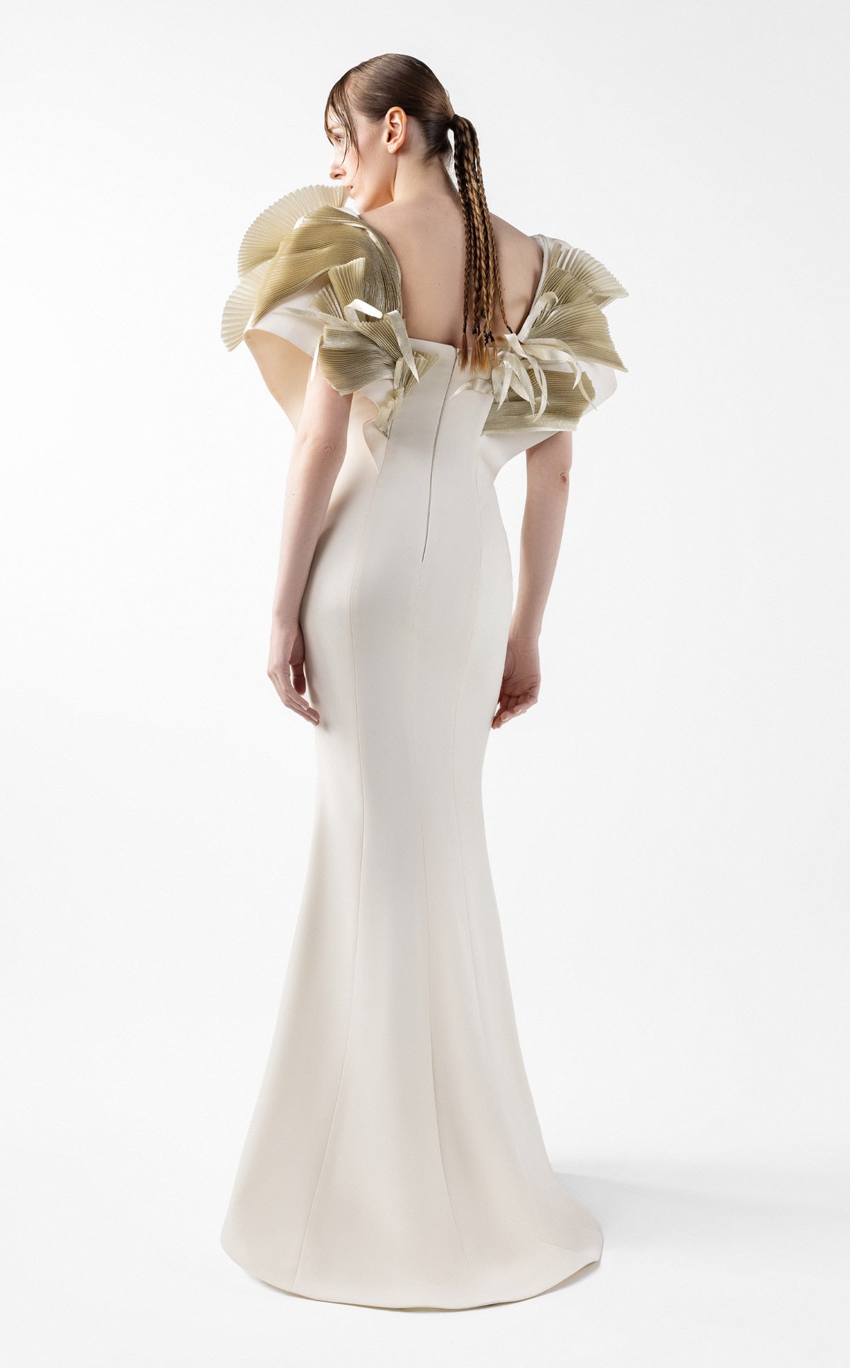 Cream Dream Elegance with Golden Sculptural Accents G2005