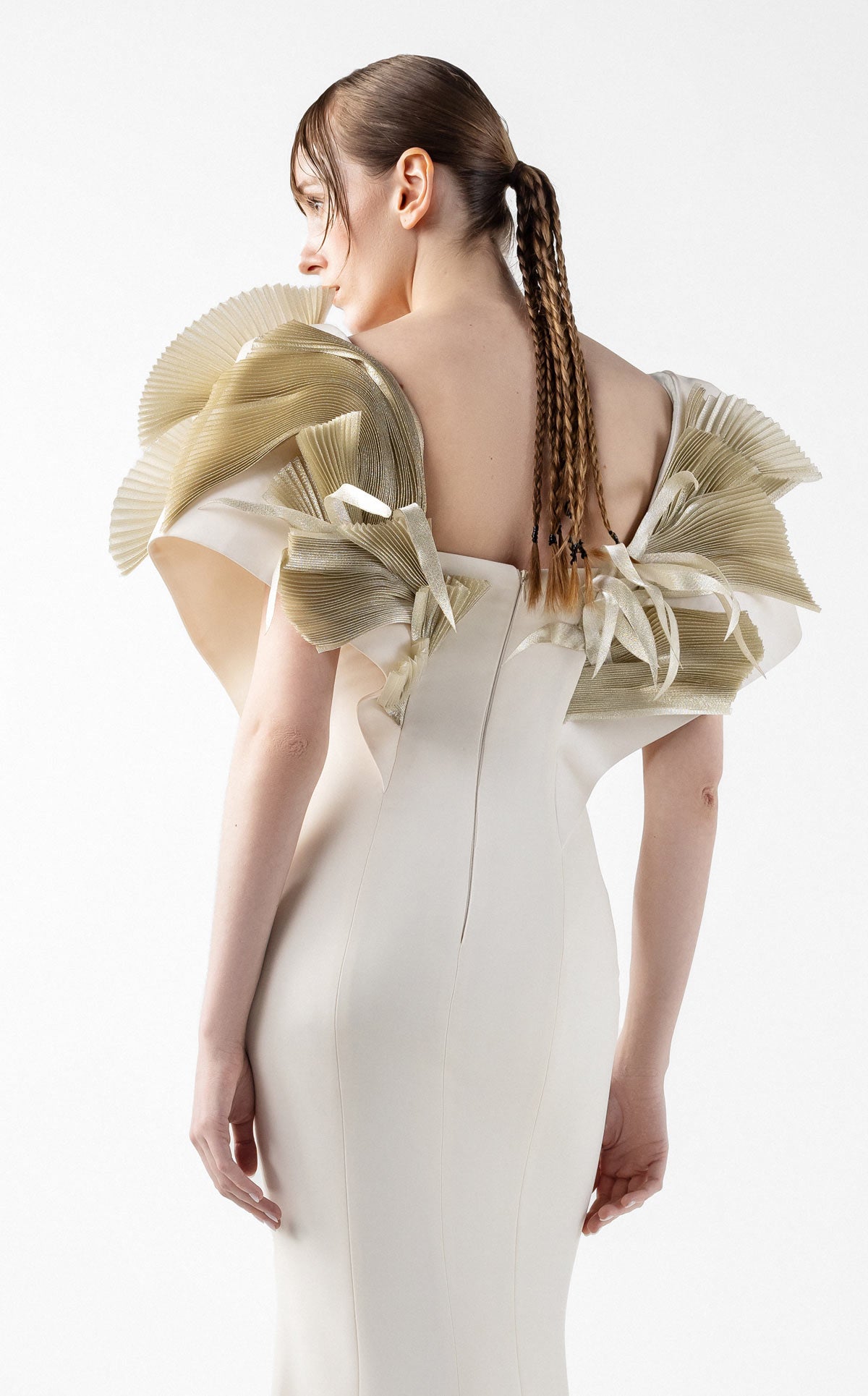 Cream Dream Elegance with Golden Sculptural Accents G2005