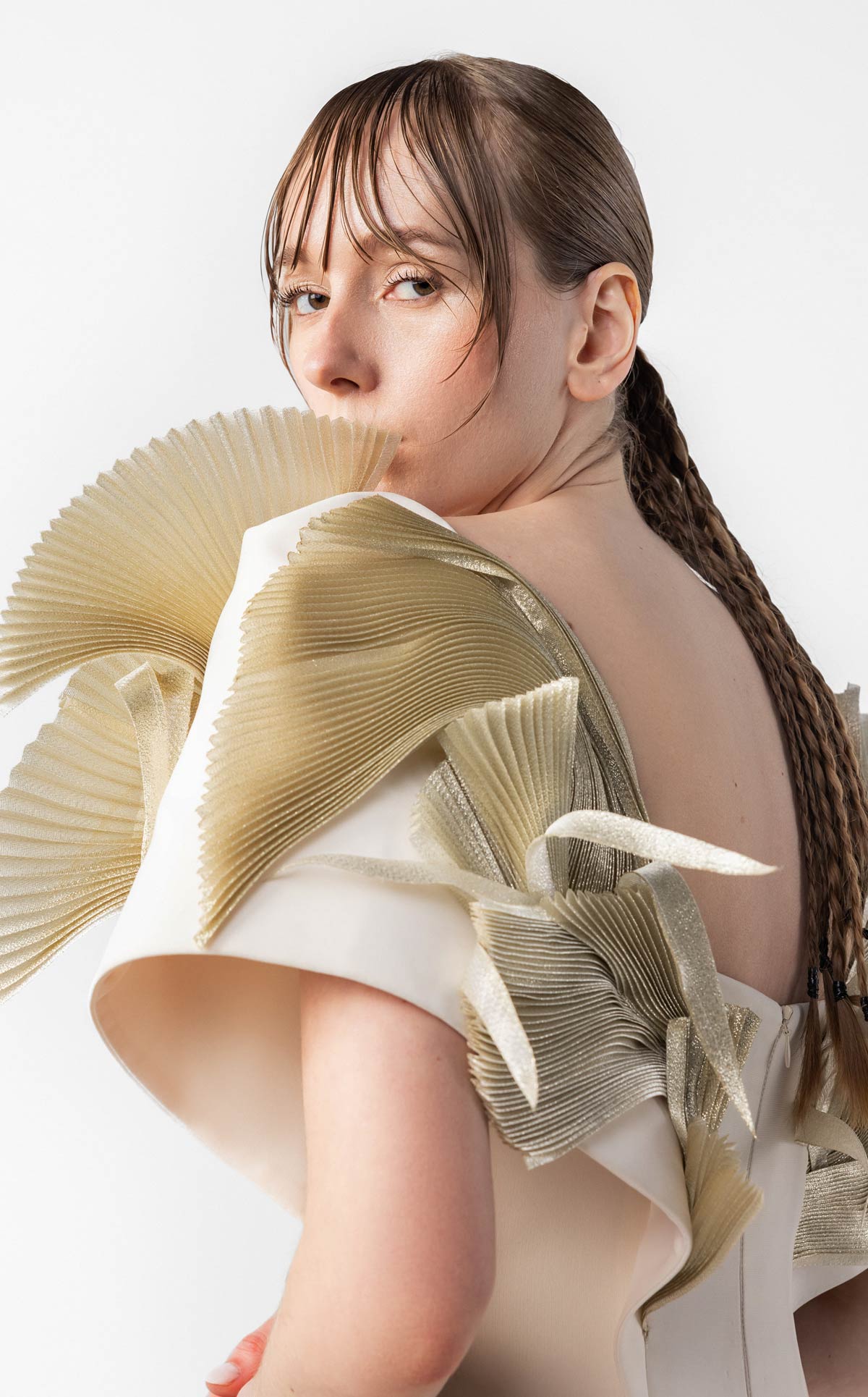 Cream Dream Elegance with Golden Sculptural Accents G2005