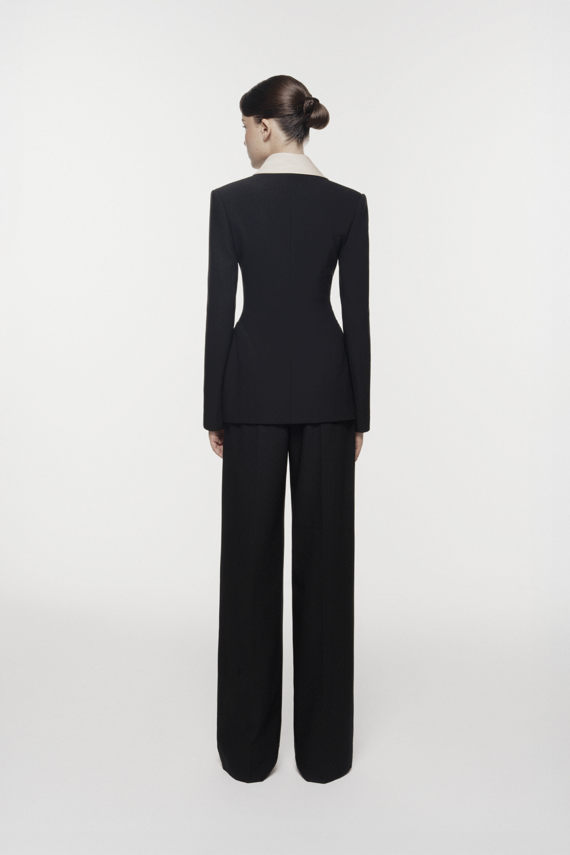 تصميم طقم مفصل بياقة وشاح حريري