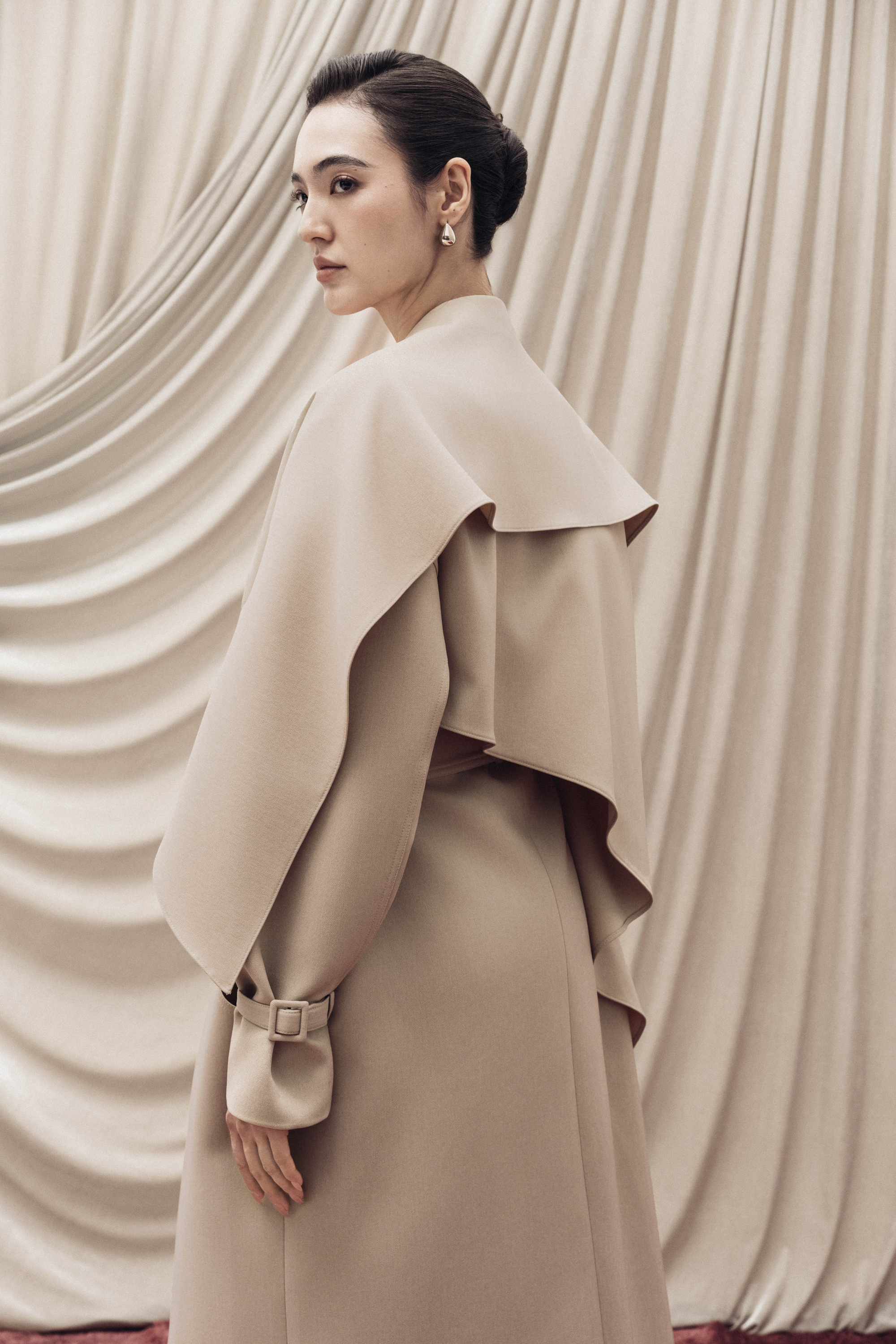 Cape-Collar Structured Trench Coat in Hazelnut