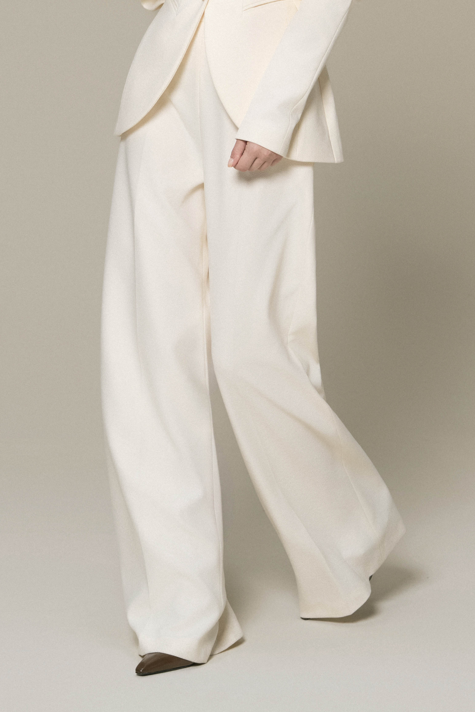 فستان ميدي كريستال ملفوف من سيلستيا باللون الكريم