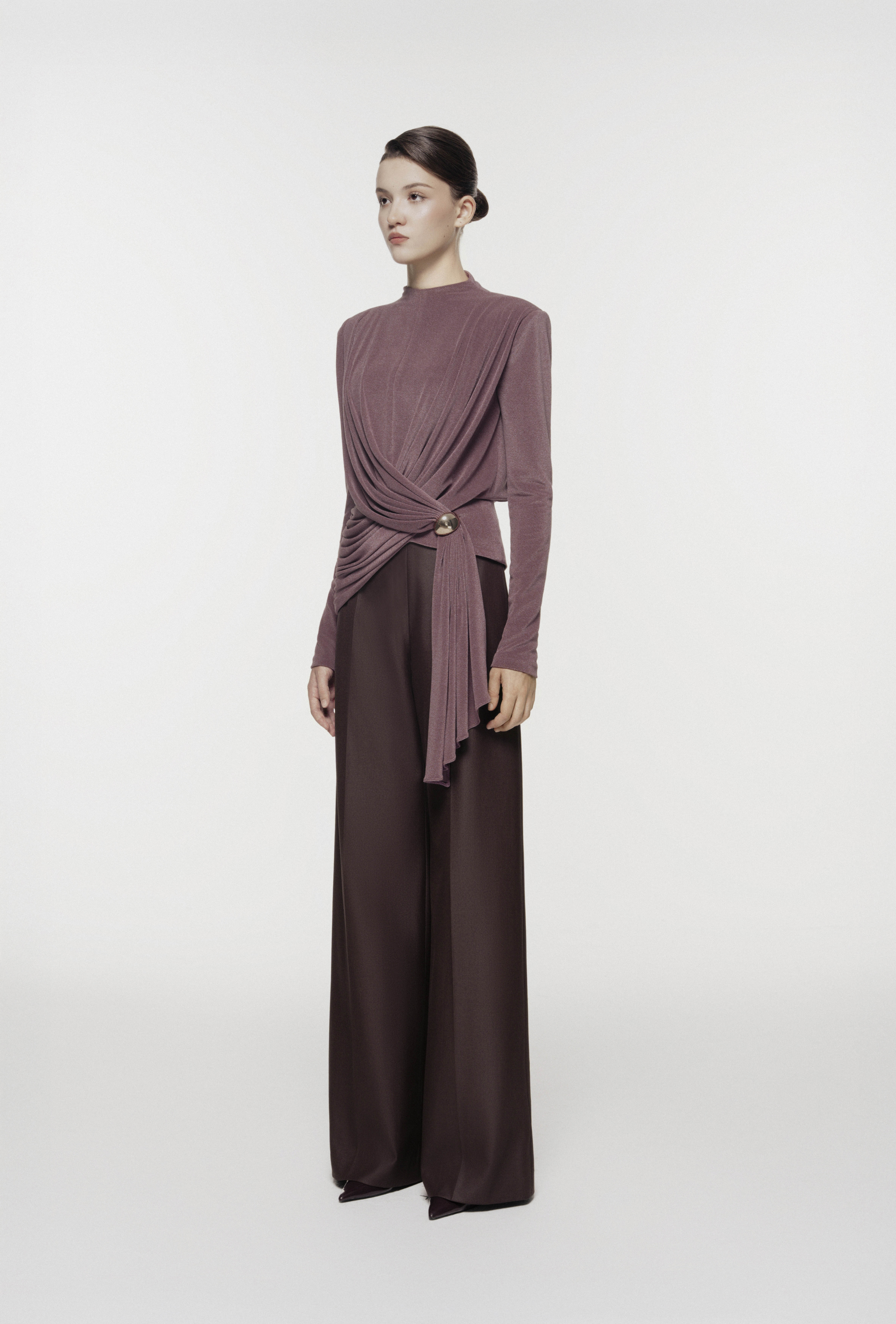 Ring-Draped Sculptural Set Design
